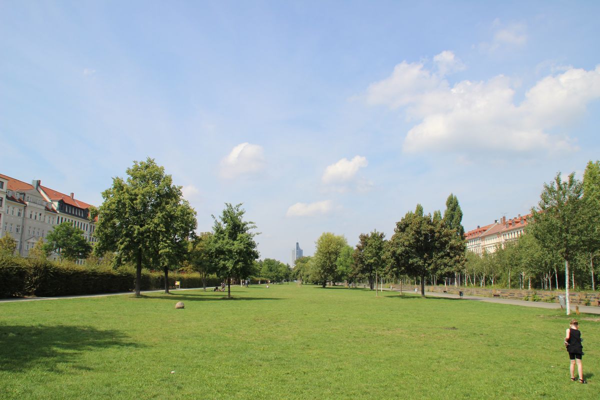 Drei Personen im Lene-Voigt-Park bedroht: Täter verlangen Bargeld